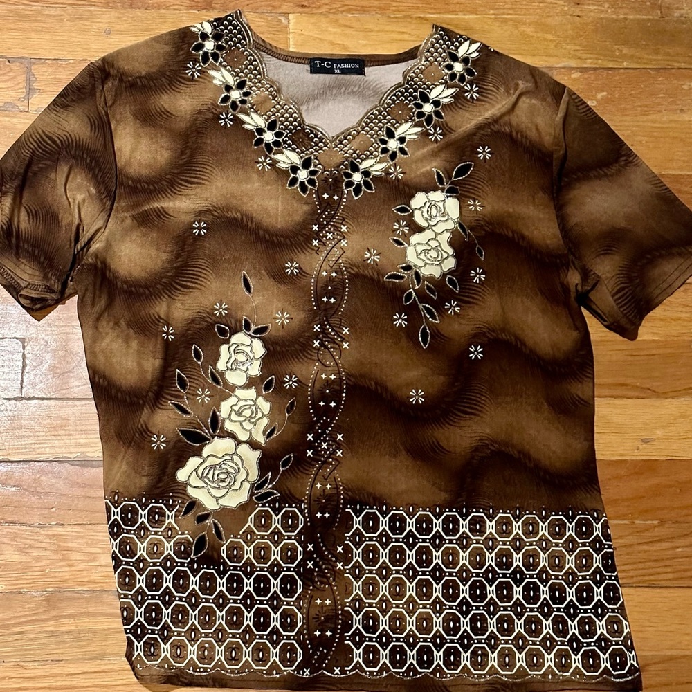 Women’s Tops / T-C Fashion / Brown Blouse with Flowers / Floral Design / X-LARGE